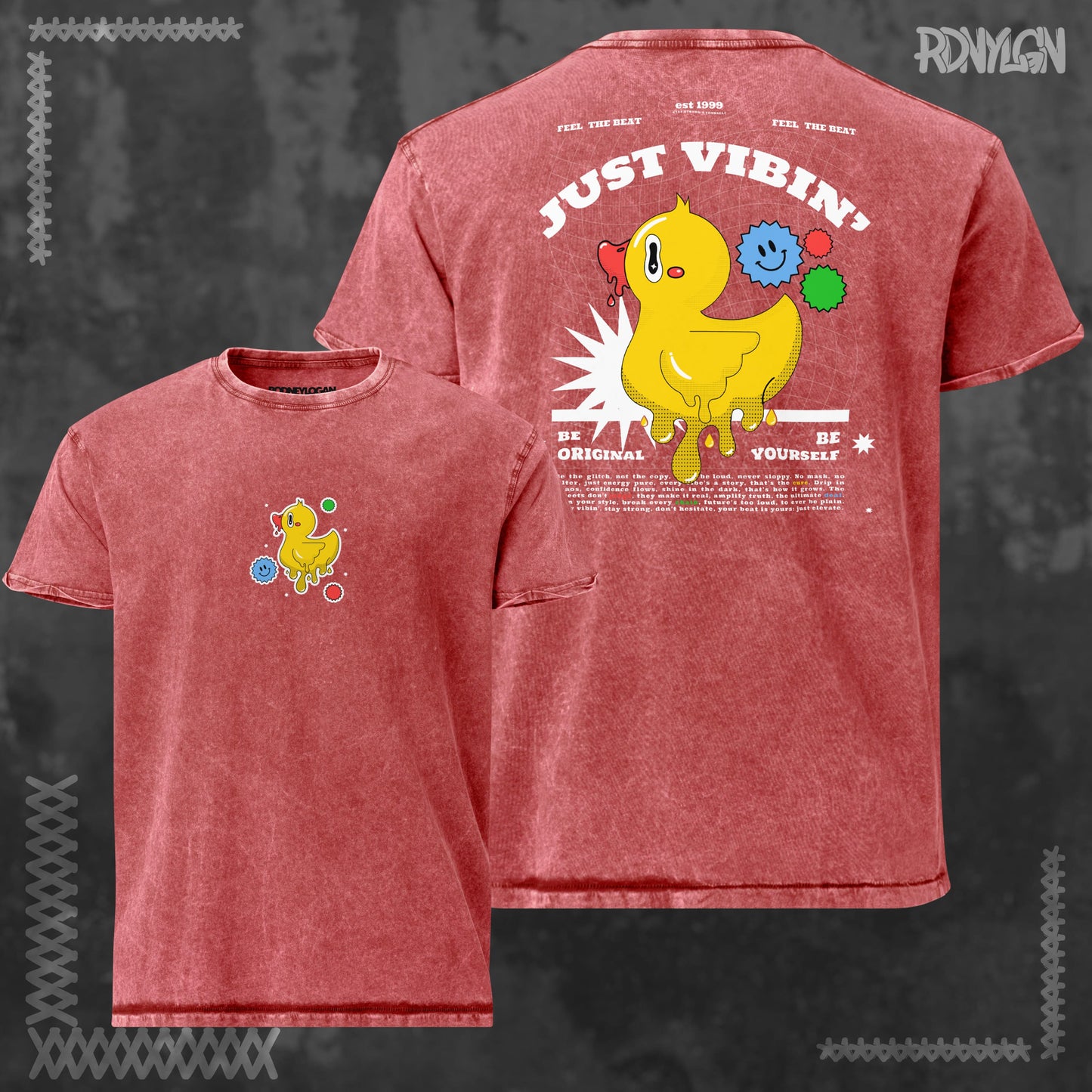 Rotes Acid-Wash-T-Shirt mit kleinem gelbem Comic-Entchen vorne, umgeben von bunten Kreisen. Rückseite mit großem Entchen, Schriftzug „JUST VIBIN’“ und dem Text „Be Yourself“.