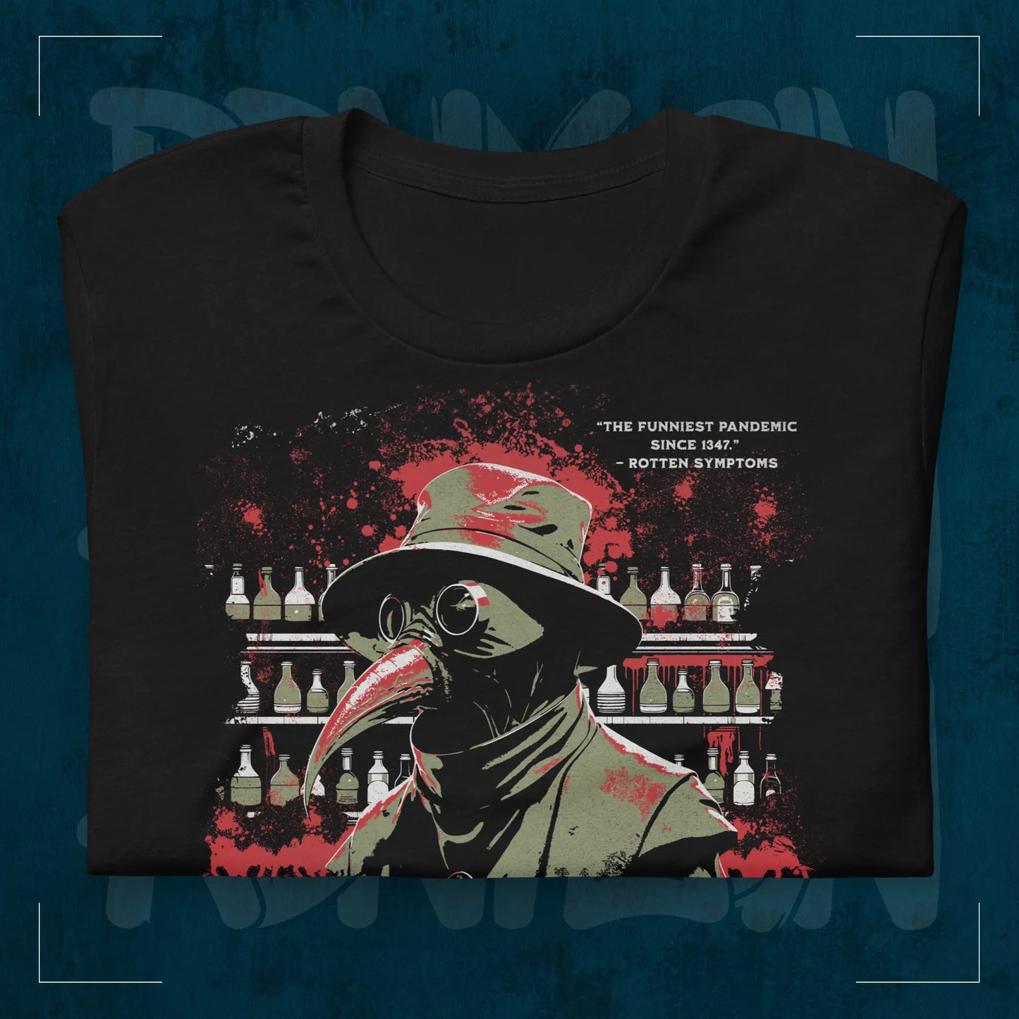 Schwarzes RodneyLogan Regular T-Shirt mit „The Final Remedy“-Pestdoktor-Motiv als Detailaufnahme auf dunkelblauem Hintergrund.