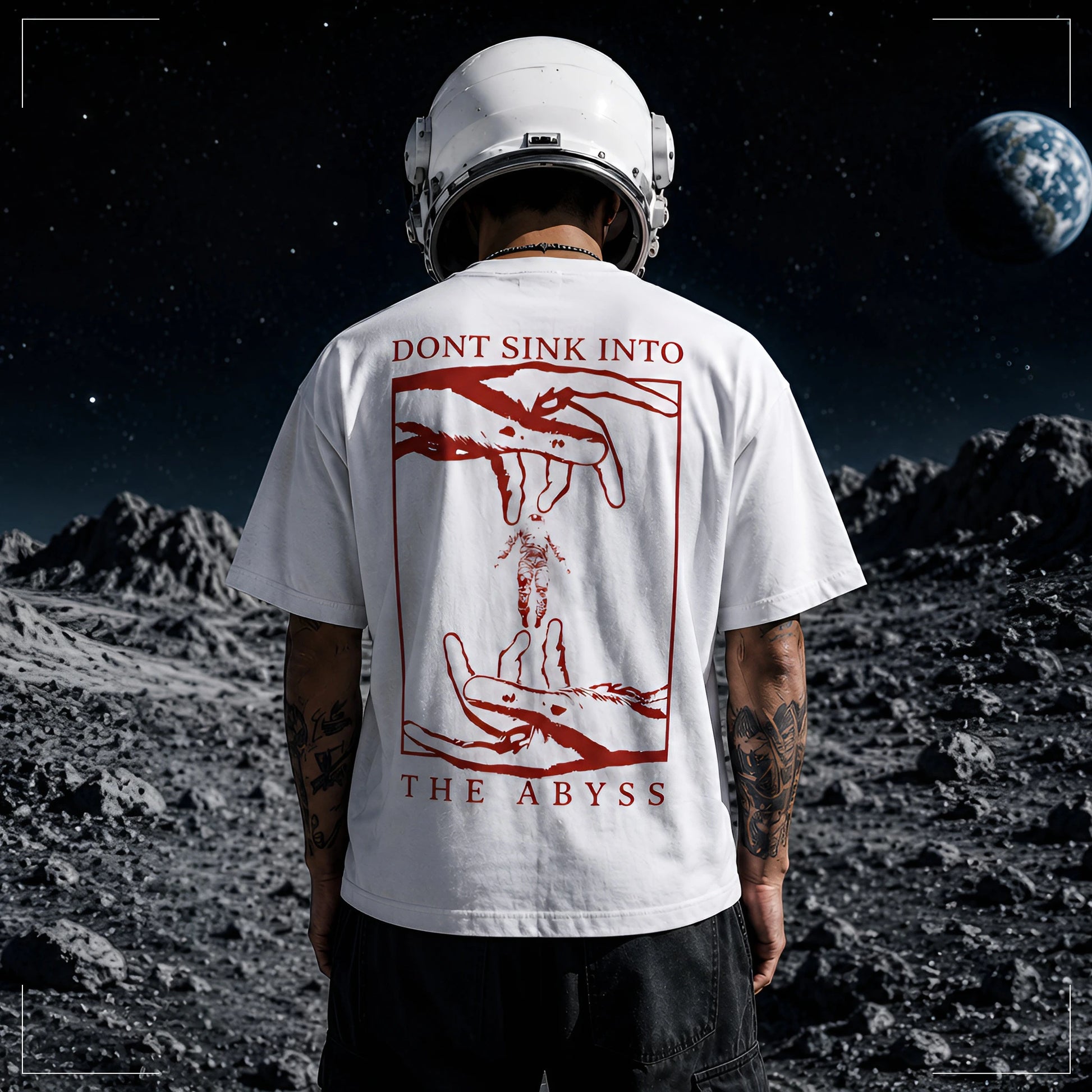 Rodney Logan ABYSS weißes Oversized T-Shirt mit großem rotem Grafikprint und Schriftzug "Don't Sink Into The Abyss" auf der Rückseite.