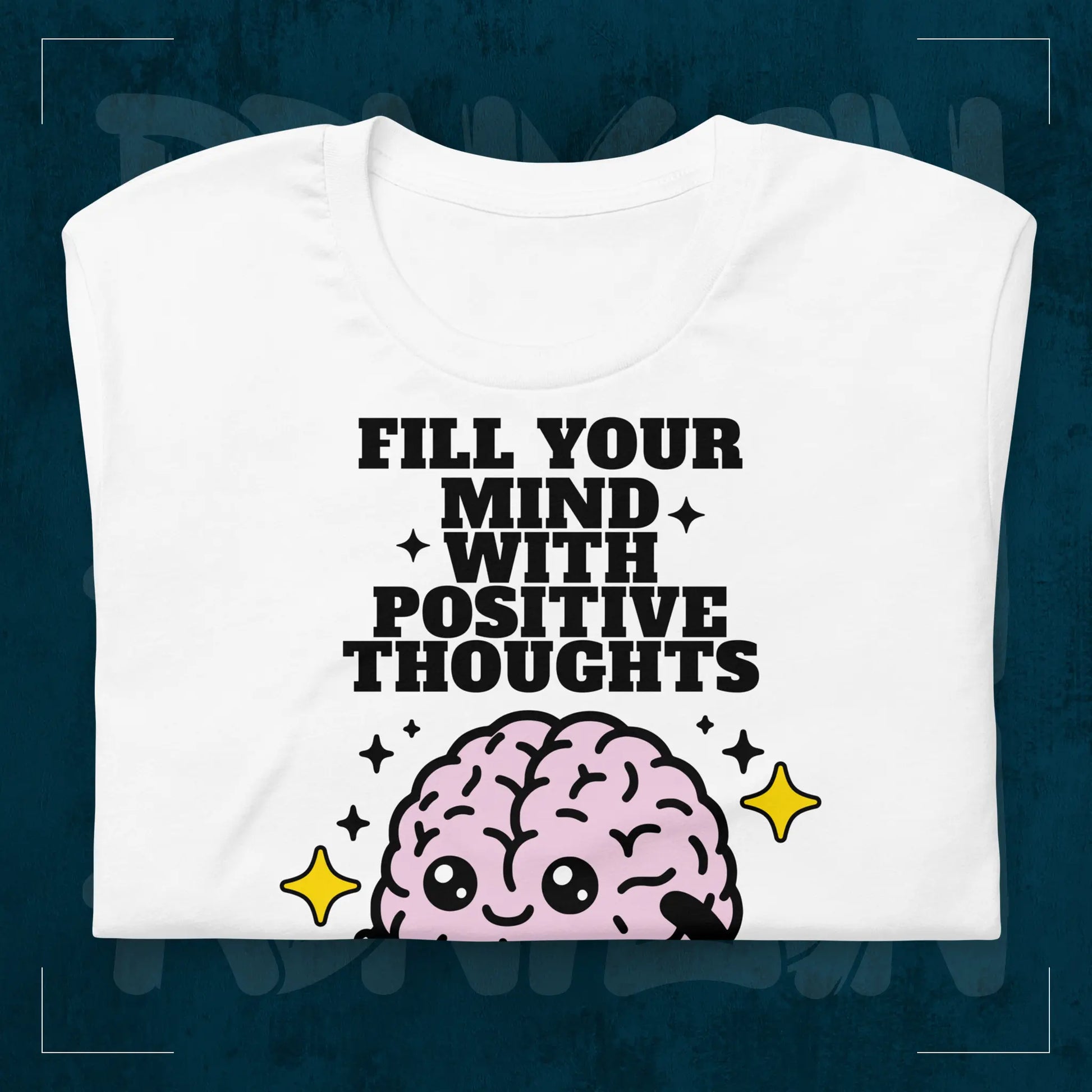 Weißes RodneyLogan Regular T-Shirt mit „Fill Your Mind With Positive Thoughts“-Motiv als Detailaufnahme auf dunkelblauem Hintergrund.