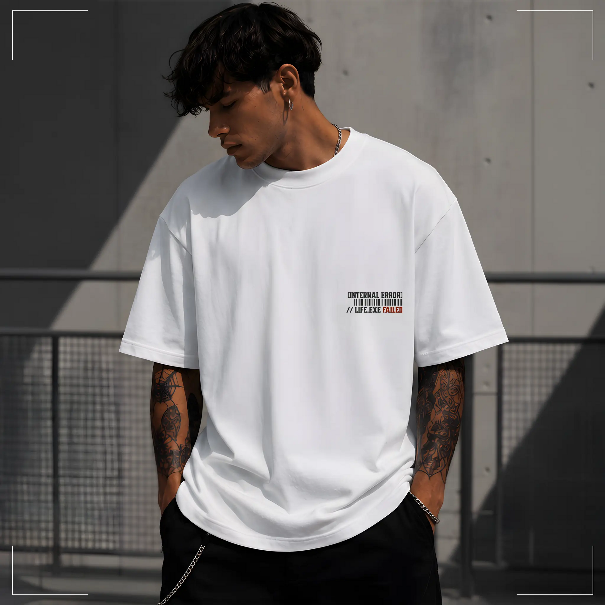 Rodney Logan MORTALITY weißes Oversized Streetwear-T-Shirt mit kleinem "Internal Error // Life.exe Failed"-Brustprint auf der Vorderseite.