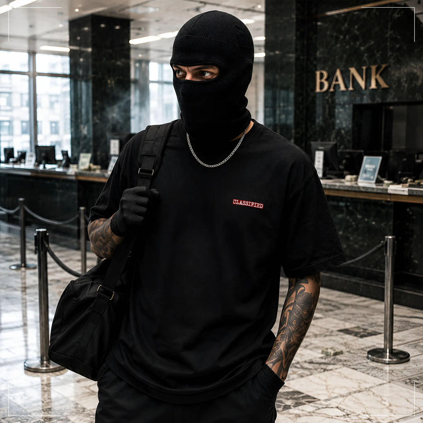 Rodney Logan PERSONA NON GRATA schwarzes Oversized Streetwear-T-Shirt mit kleinem rotem "Classified"-Brustlogo auf der Vorderseite.