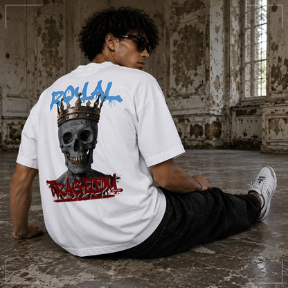 Rodney Logan ROYAL TRAGEDY weißes Oversized Streetwear-T-Shirt mit gekröntem Totenkopf und blau-rotem Graffiti-Backprint, getragen von einem sitzenden Model.