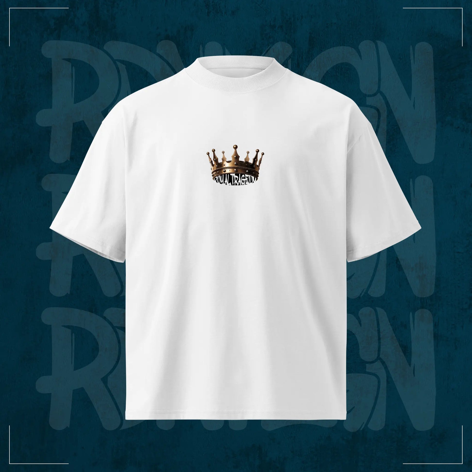 Weißes RodneyLogan Royal Tragedy Oversized T-Shirt mit kleinem Kronen-Brustprint auf dunkelblauem Hintergrund.