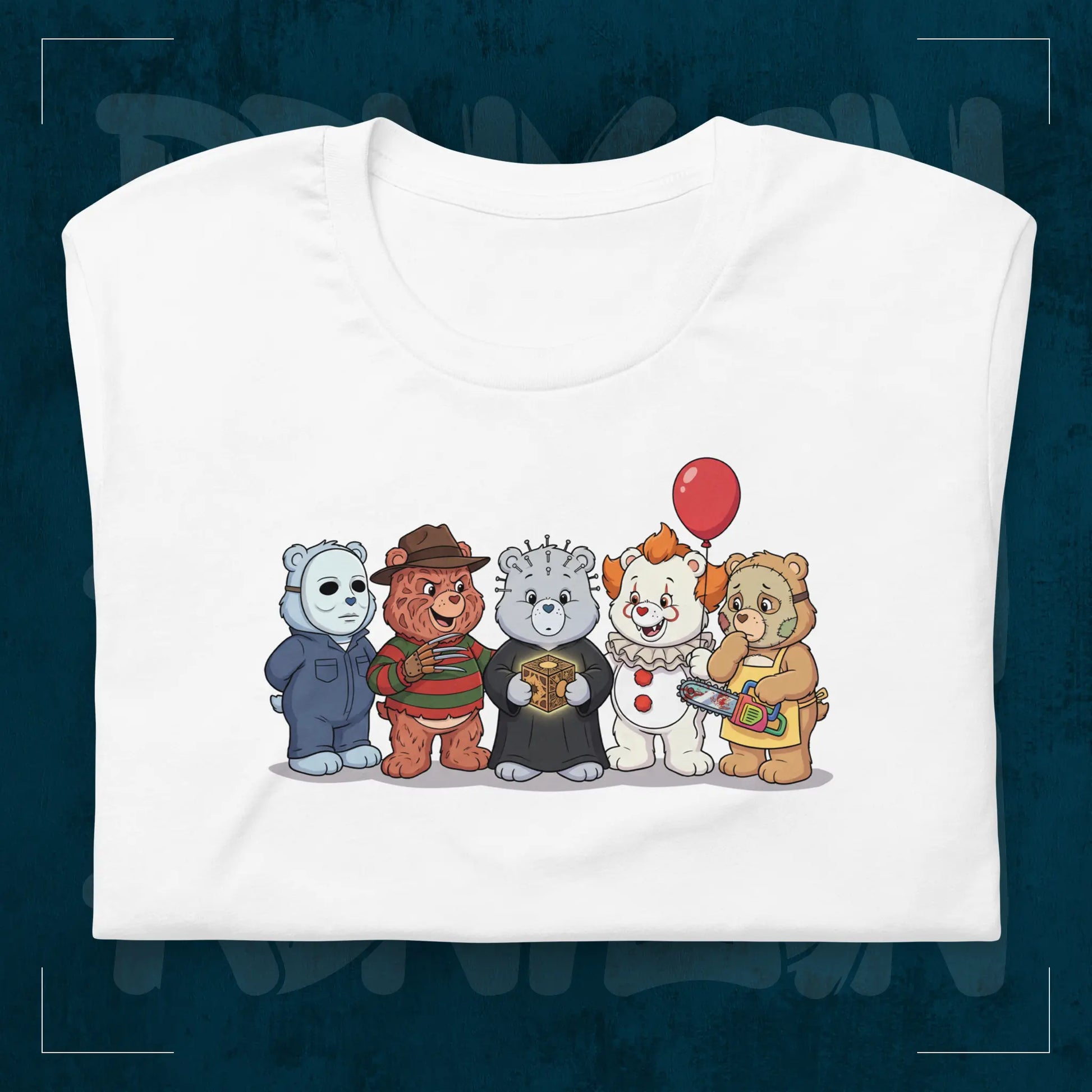 Weißes RodneyLogan Regular T-Shirt mit „Scare Bears“-Motiv als Detailaufnahme auf dunkelblauem Hintergrund.