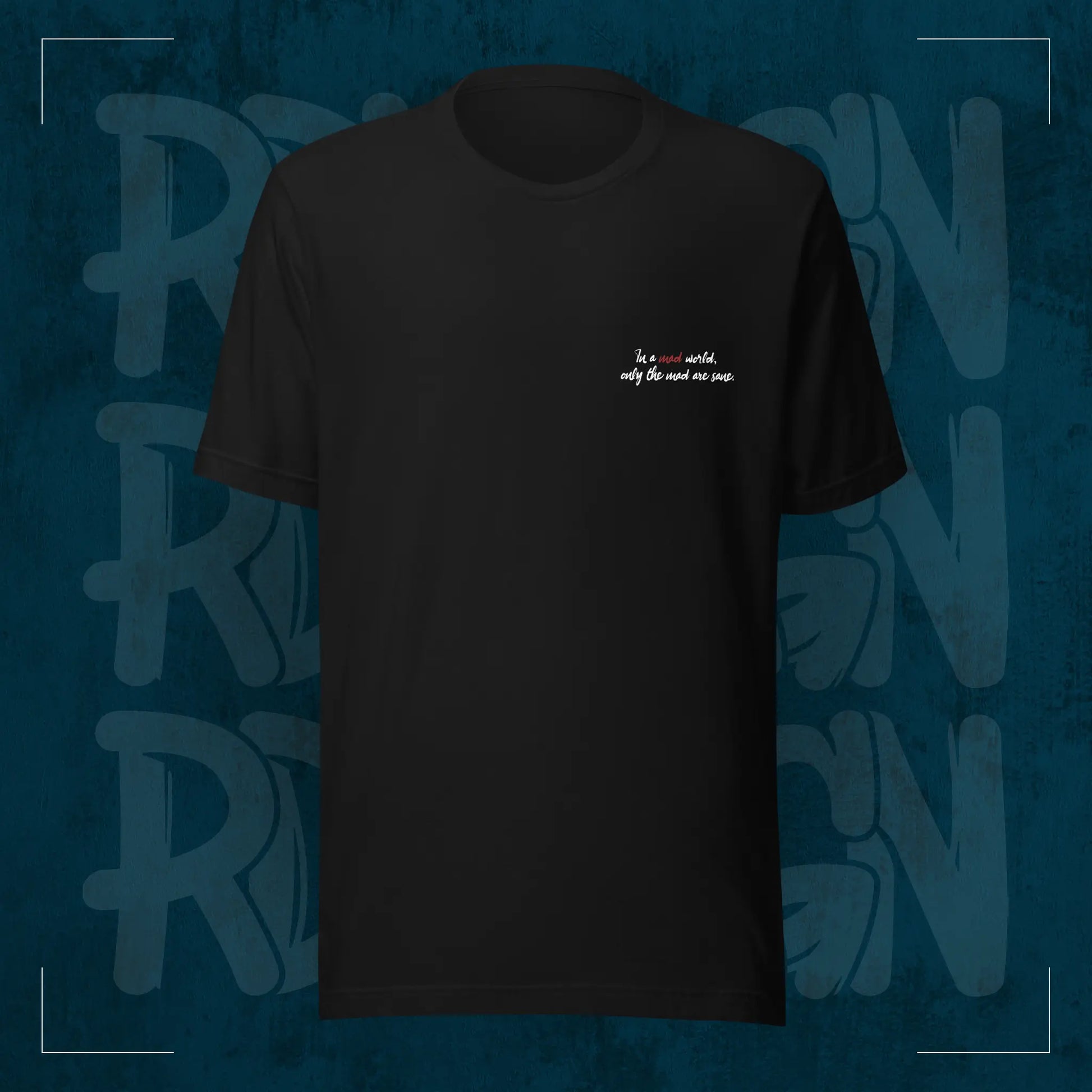 Schwarzes RodneyLogan Regular T-Shirt mit kleinem „Welcome to the Madhouse“-Brustprint auf dunkelblauem Hintergrund.