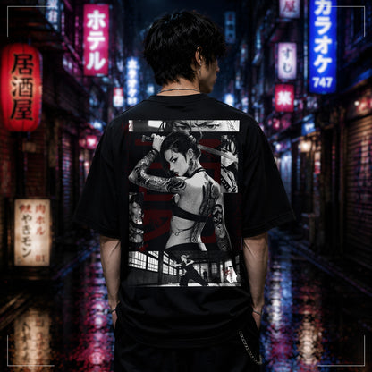 Rodney Logan YUNA schwarzes Oversized Anime Streetwear-T-Shirt mit Manga-Samurai-Backprint und japanisch inspiriertem Design in Neon-City-Kulisse.